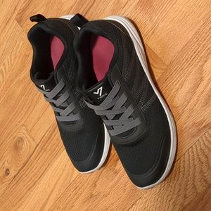 Vionic Shay Women's black athletic tennis walking shoes 9.5